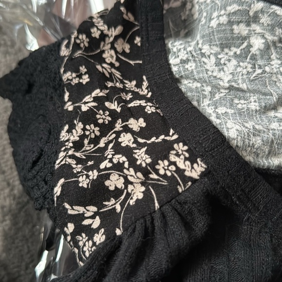 Knit Scoop Neck Ruffle Sleeve Swing Top | Color: Black/Cream - Picture 4 of 4